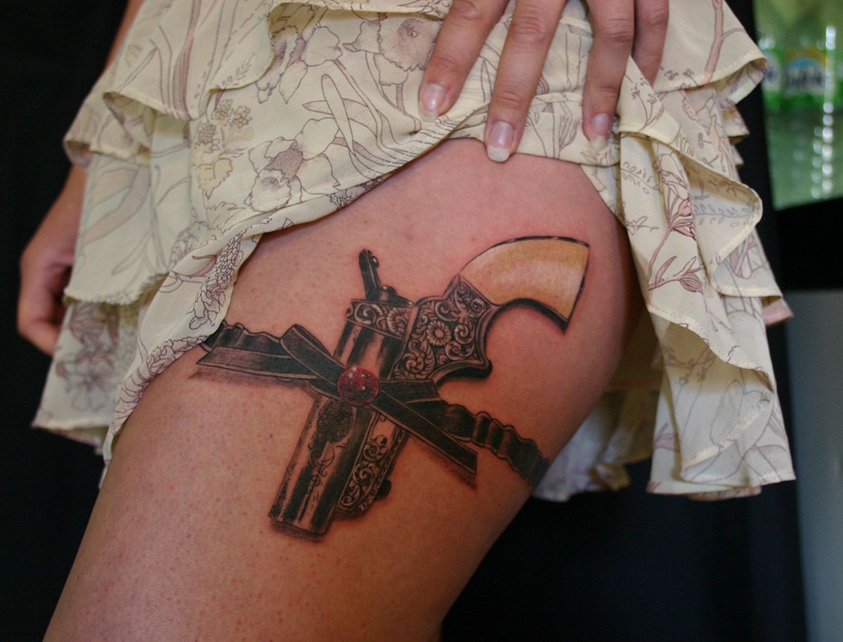 Strumpfband Tattoo / Pistole / Gun